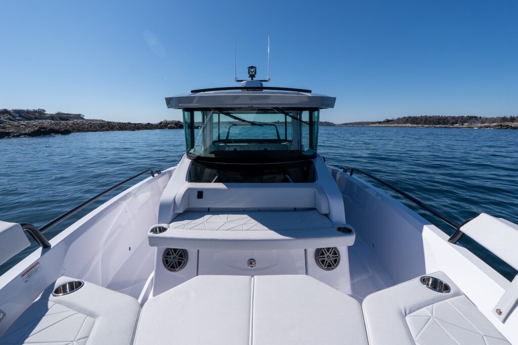 Axopar 29 foredeck lounge seating with Chalk upholstery and forward-facing bench